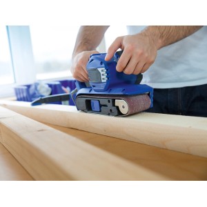 LUX Schleifband K120 im Einsatz auf Holz. Zubehör für Bandschleifer, 3er-Pack.