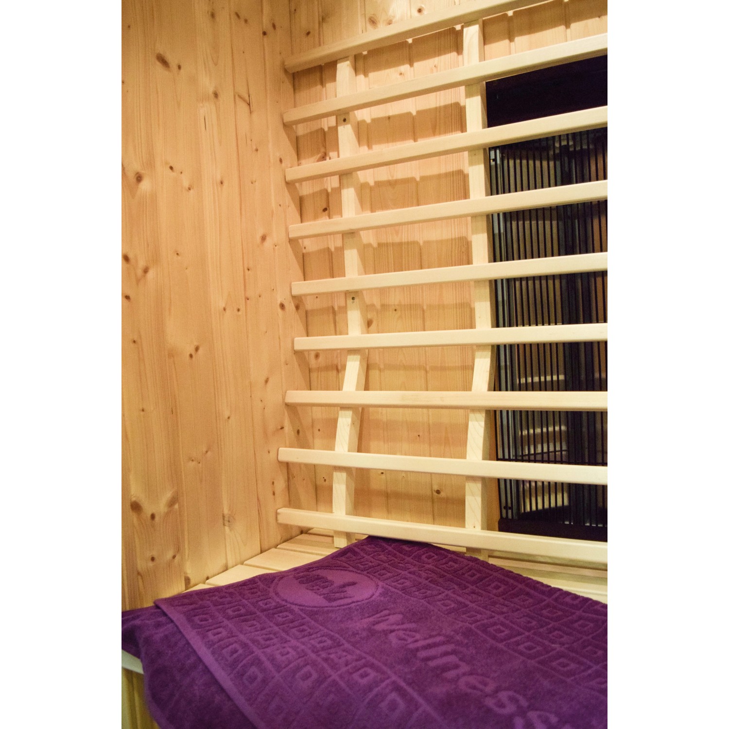 Innenansicht Weka Infrarotkabine Tanilla 2 mit Handtuch auf Sitzbank und Linienstrahler.