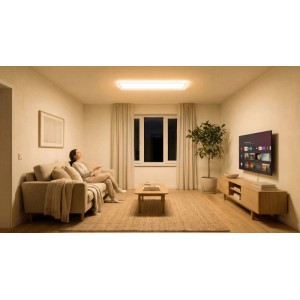 Rechteckiges Osram LED-Panel Planon Easyfix an Decke, warmweißes Licht, Frau bedient mit Fernbedienung.
