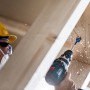 Bosch Expert Selfcut Flachfräsbohrer Ø 20 mm im Einsatz beim Bohren in Holz.