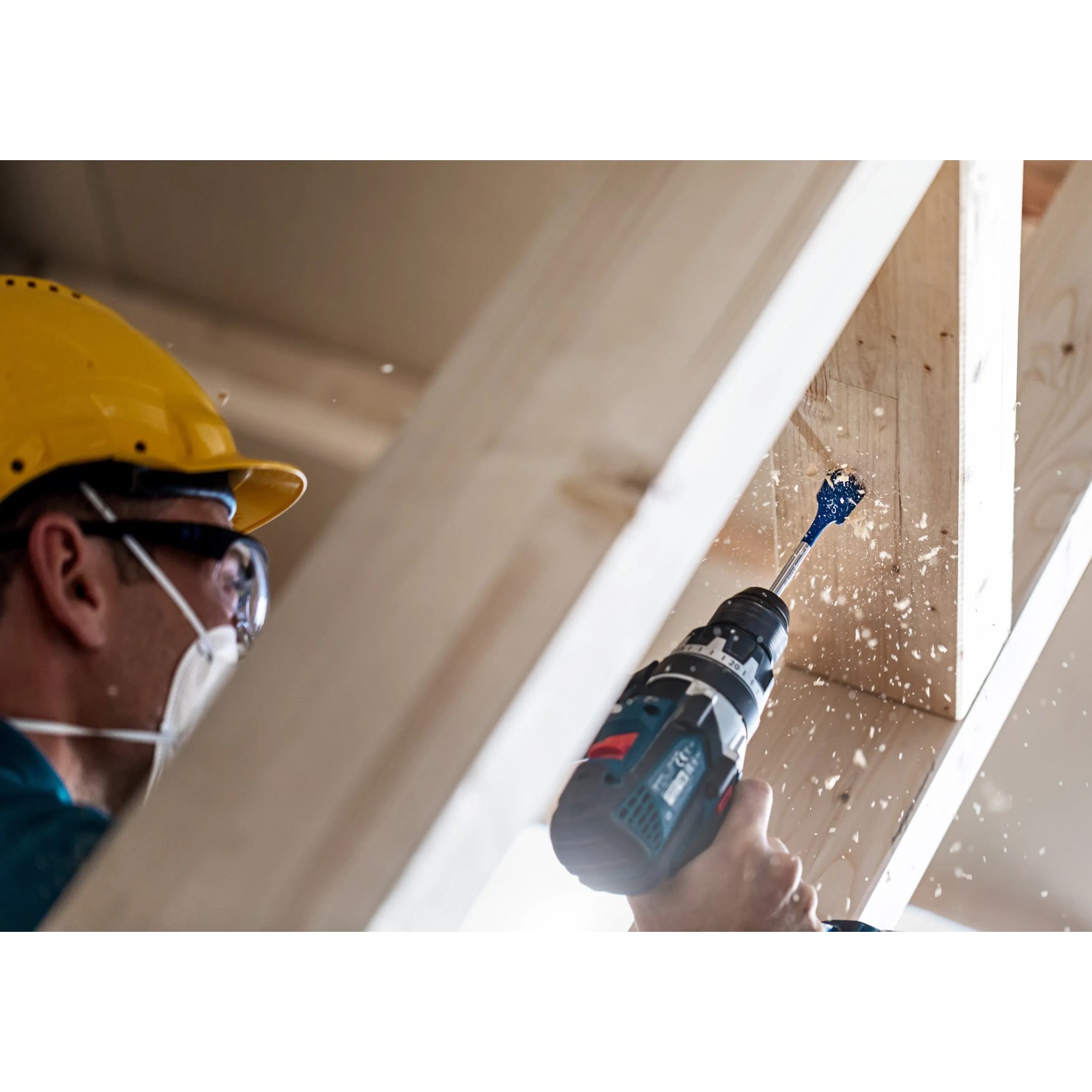 Bosch Expert Selfcut Flachfräsbohrer Ø 20 mm im Einsatz beim Bohren in Holz.