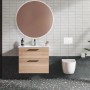 Modernes Bad mit anthrazitfarbener Feinsteinzeug Bodenfliese Materia und Holz-Waschtisch.