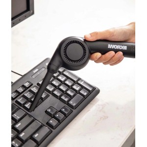 Worx MakerX Akku-Luftbläser WX747.9 beim Reinigen einer Tastatur. Multitool für staubfreie Oberflächen.