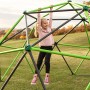 Lifetime Klettergerüst Geodome: Mädchen klettert auf grün-schwarzer Kletterkuppel im Garten.
