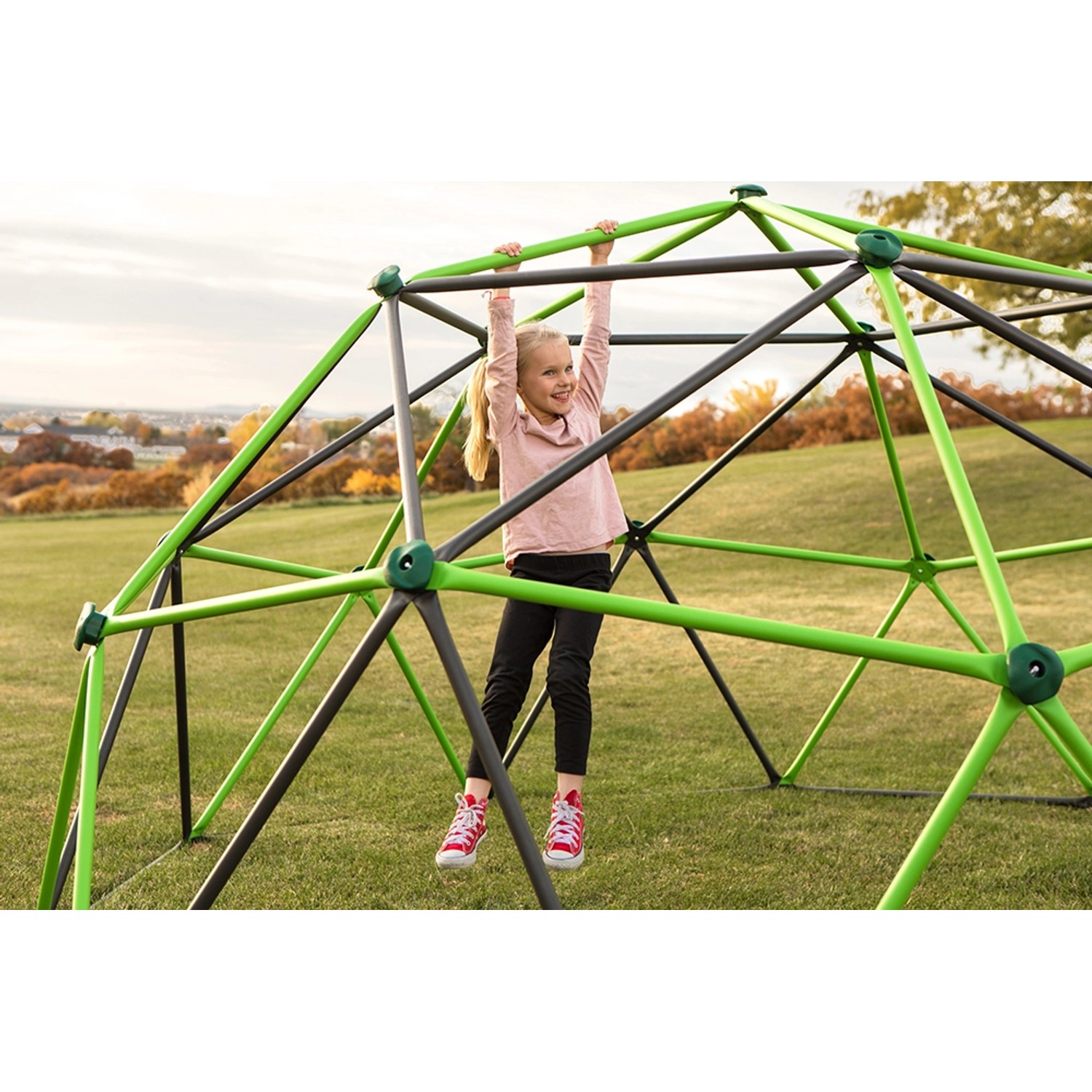 Lifetime Klettergerüst Geodome: Mädchen klettert auf grün-schwarzer Kletterkuppel im Garten.