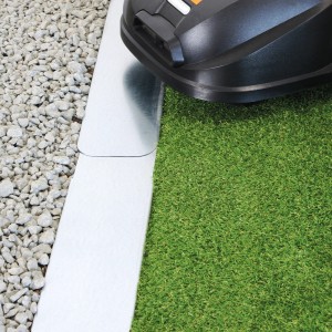 Bellissa Rasenkante für Mähroboter, verzinkt, im 2er Set. Rasenmäher fährt auf der Kante.