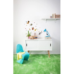 Wandtattoo: Komar Deko-Sticker Lion King an Kinderzimmerwand über Sideboard mit Deko.