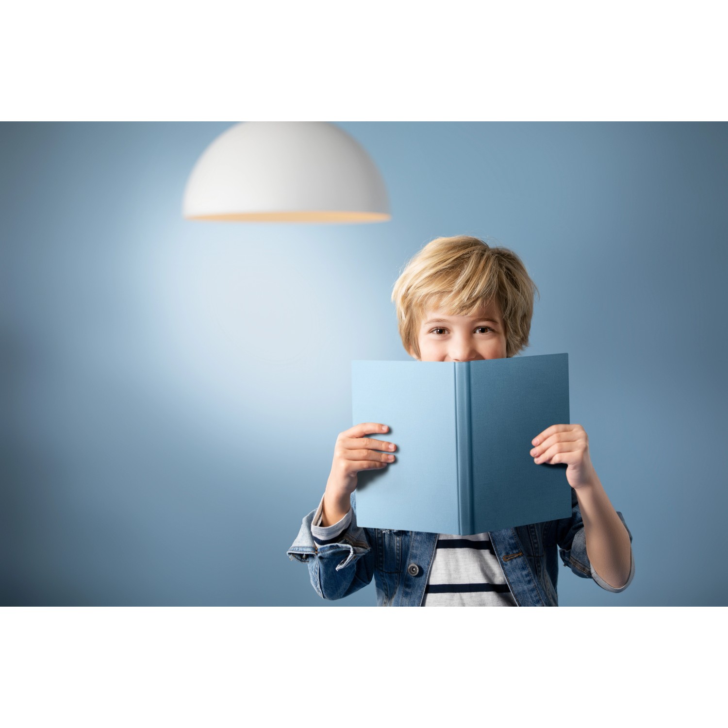 Philips GU10 LED-Lampe mit neutralweißem Licht in Anwendung unter einer Deckenlampe.