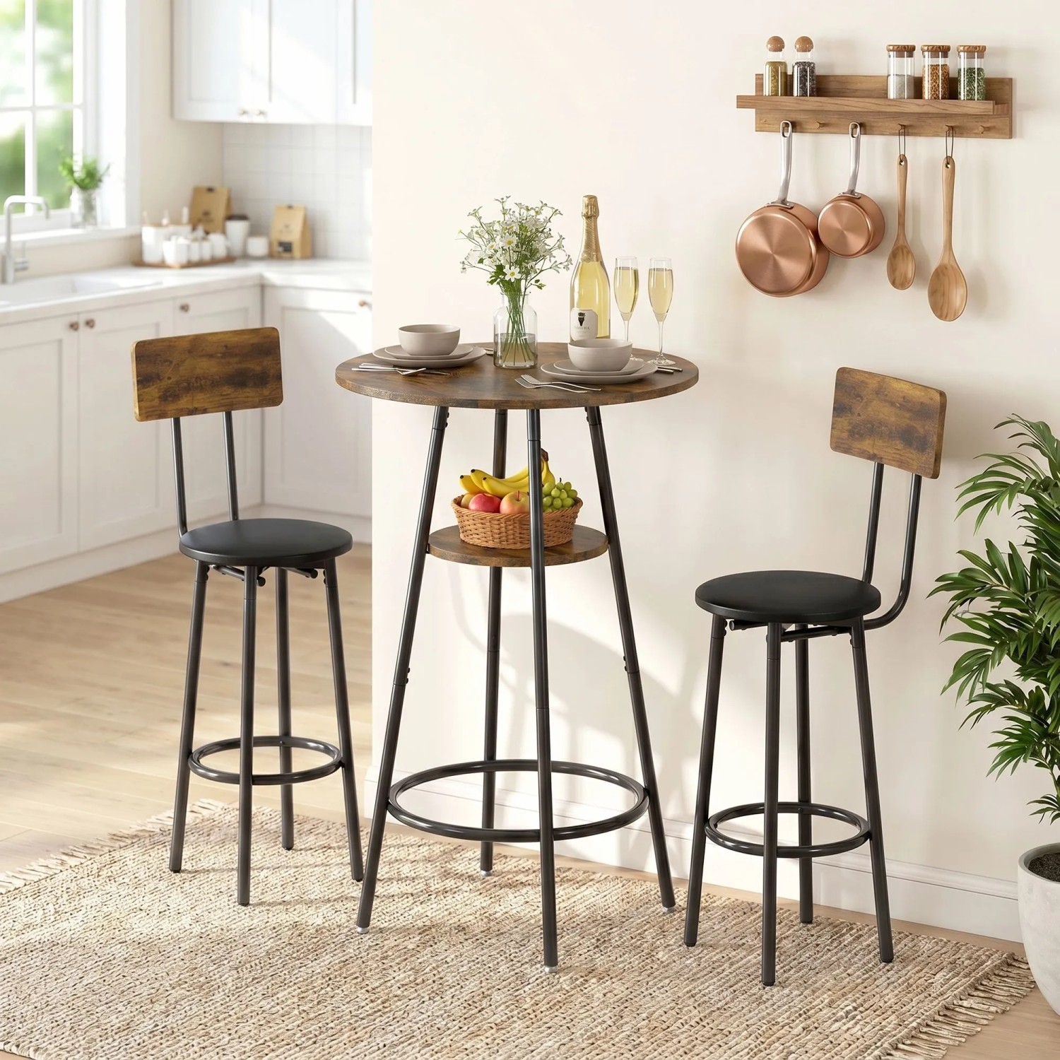 Rustikales Bartisch-Set mit rundem Tisch, zwei Barhockern, brauner Holzoptik und schwarzem Metallgestell in Küche.