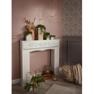 Goldener, faltbarer Pflanzenständer „Modern Antique“ mit drei Keramik-Übertöpfen (grau, terrakotta, weiß).