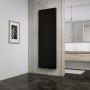 Schulter Design-Heizkörper New York, anthrazit, mit Mittenanschluss im modernen Bad.