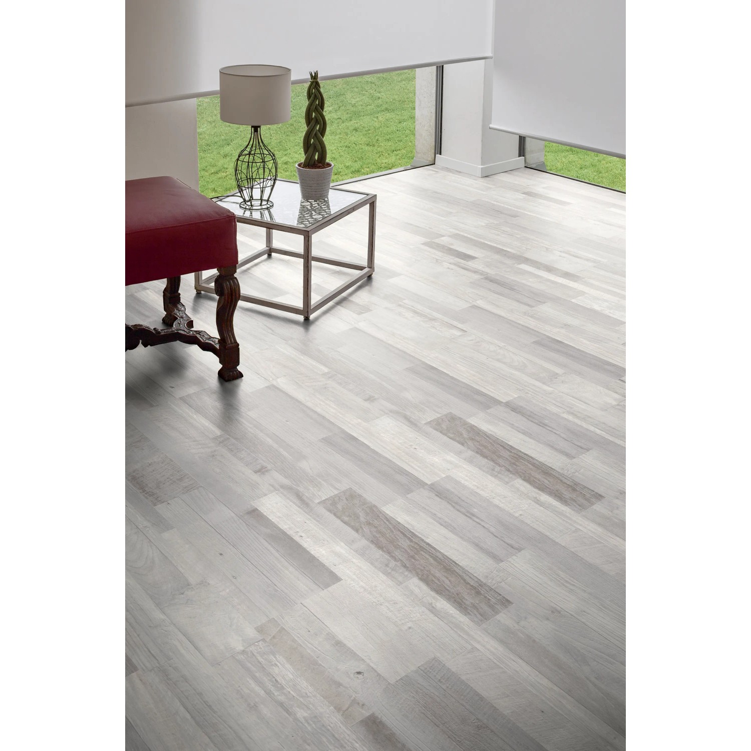 Heller Laminatboden Comfort Pinie Sea Pine Hell 7 mm im Wohnraum mit Möbeln.