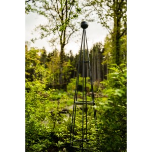 Eleo Rankhilfe Obelisk Enna, 170 cm, pulverbeschichtet, im Garten. Kegelförmige Rankhilfe aus Metall.