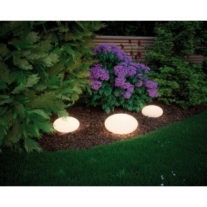 Paulmann Plug & Shine LED-Leuchten Stone im Garten, warmweißes Licht.