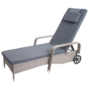 Graue Poly-Rattan Sonnenliege Cesena mit dunklen Kissen und verstellbarer Rückenlehne.