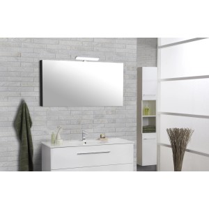 DSK LED-Aufsatzleuchte, 20 cm, Chrom, montiert auf einem Spiegel im Badezimmer.