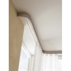 Gardinia Blende in Edelstahloptik (5 cm) an Gardinenschiene montiert.