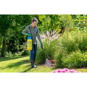 Frau nutzt Gloria Drucksprühgerät Prima 5 Plus (5 l) im Garten zur Pflanzenpflege.