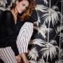 Frau vor A.S. Creation Vliestapete Metropolitan Stories Lola Paris Palmgras Schwarz-Braun.