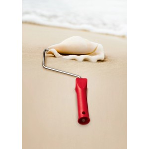 Schöner Wohnen Trendfarbe Sand matt, Farbmuster mit Farbroller und Muschel am Strand.
