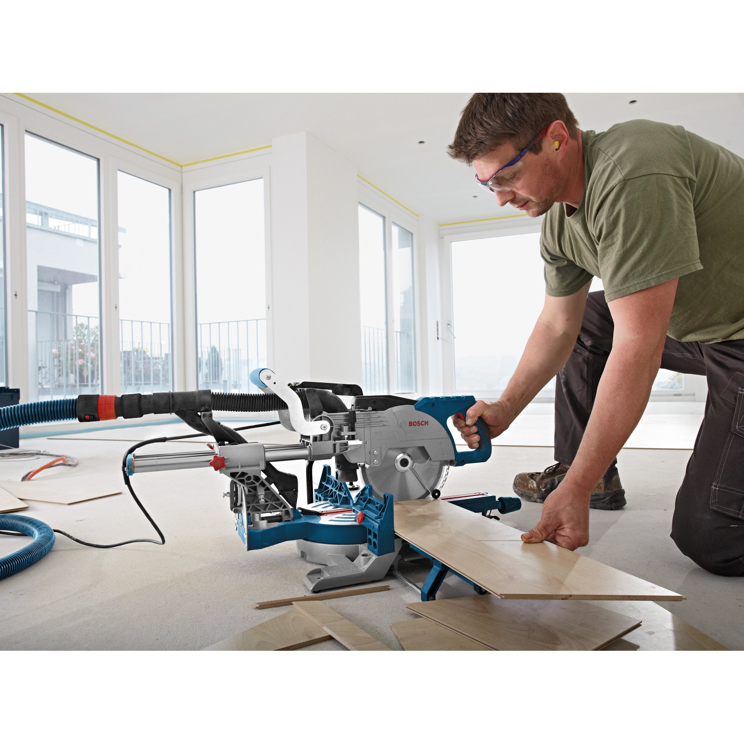 Bosch Professional Paneelsäge GCM 8 SJL im Einsatz beim Sägen von Holzwerkstücken.