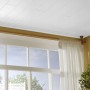Weiße Kronoflooring Holzpaneele mit Struktur als Decken- und Wandverkleidung.