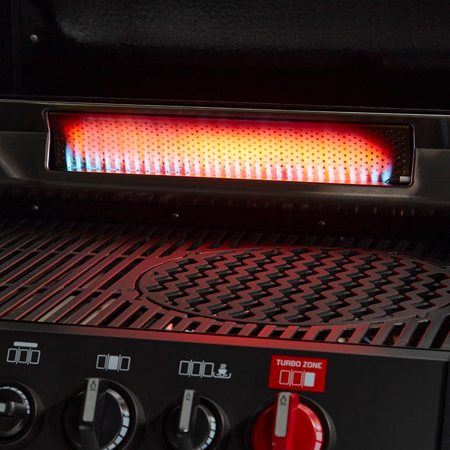 Detailaufnahme des Enders Gasgrill Monroe Pro 3 SIK Turbo mit Infrarot-Heckbrenner in Betrieb.