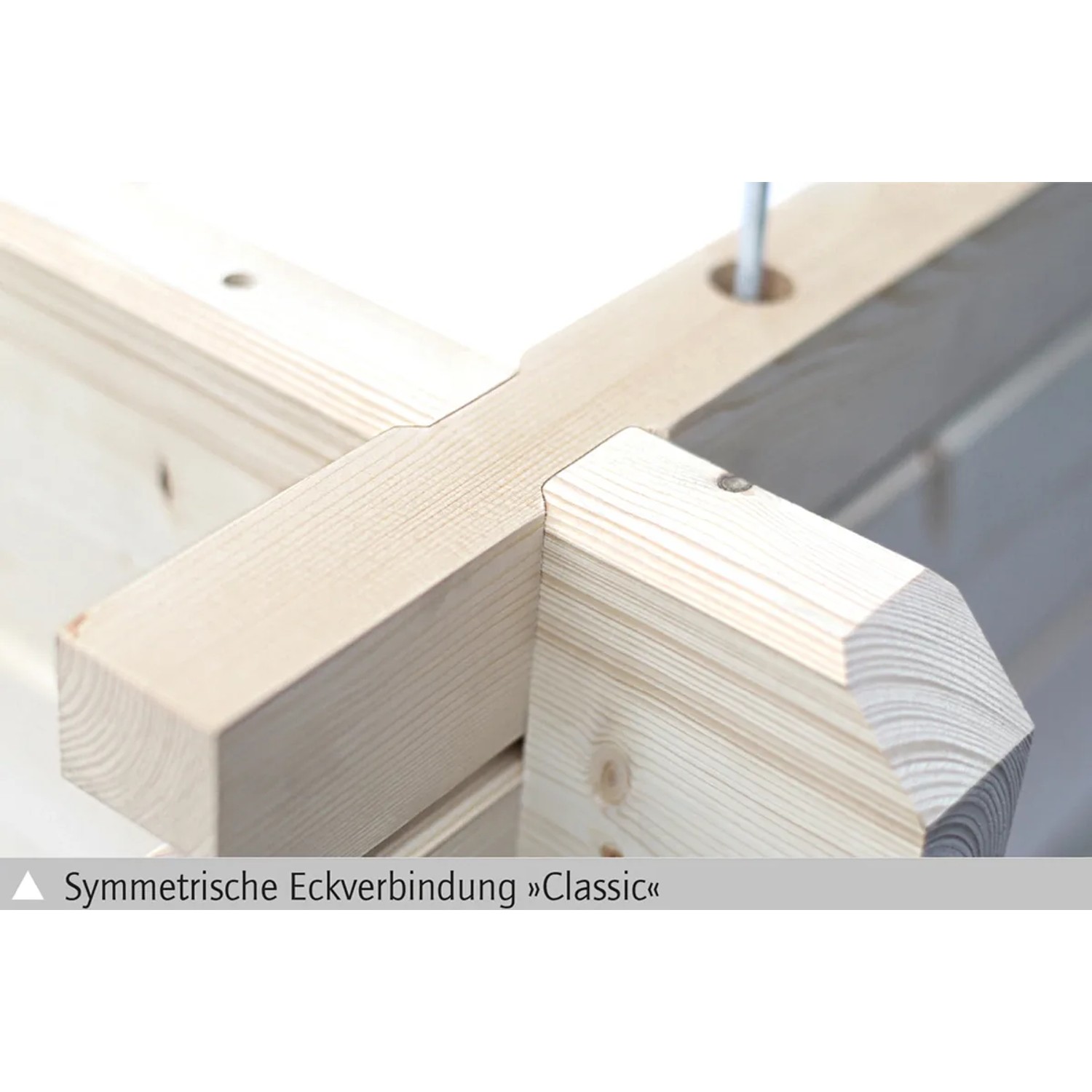 Detailaufnahme der Eckverbindung des Skan Holz Gartenhauses Palma 1 aus unbehandeltem Holz.