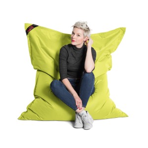 Grüner Sitting Point Sitzsack Big Foot Scuba (380 l) mit sitzender Person.