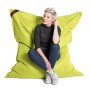 Grüner Sitting Point Sitzsack Big Foot Scuba (380 l) mit sitzender Person.