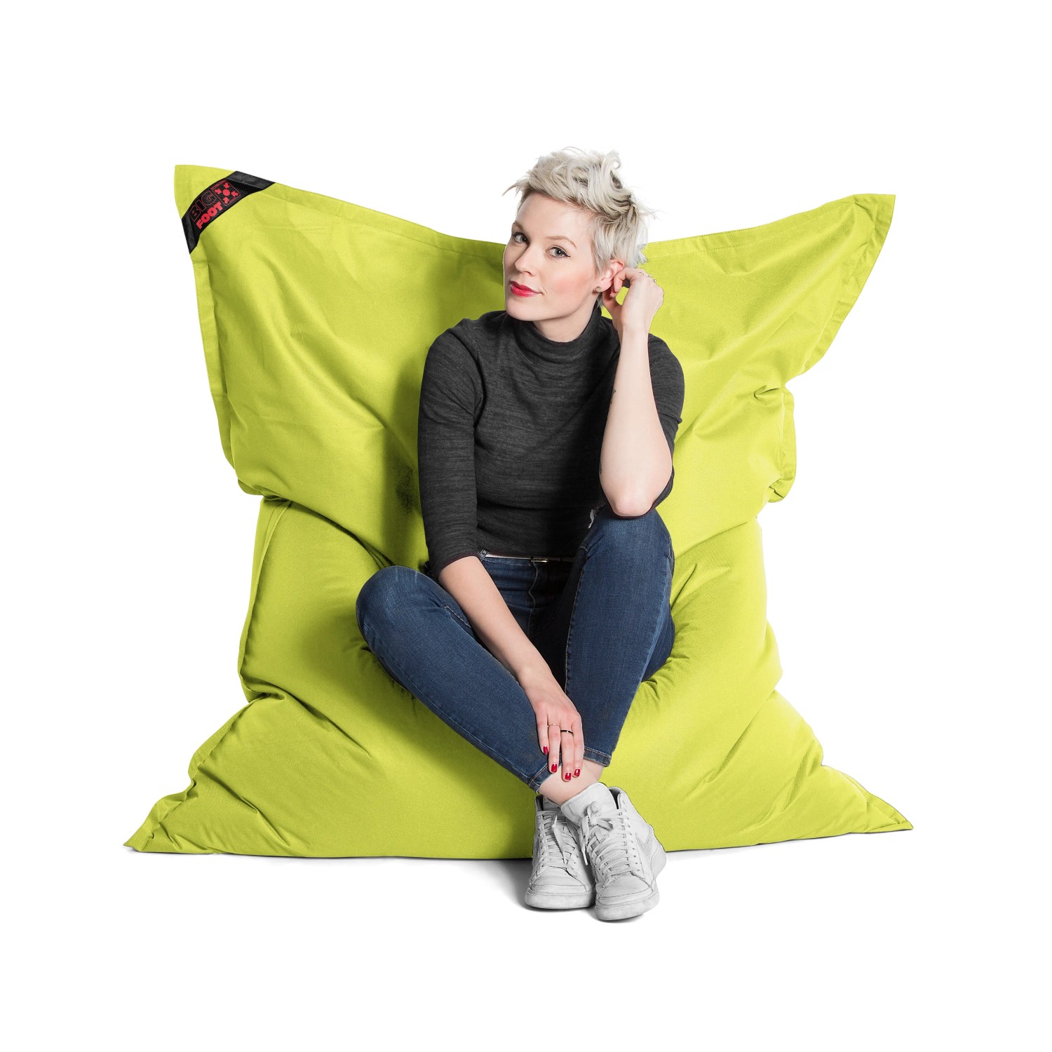 Grüner Sitting Point Sitzsack Big Foot Scuba (380 l) mit sitzender Person.