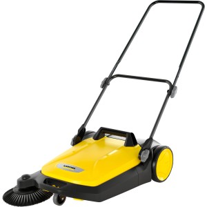 Gelb-schwarze Kärcher Kehrmaschine S4 mit Seitenbesen für Haus und Garten.
