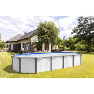 Chemoform Stahlwandpool Set Supreme All In White im Garten. Ovaler Pool mit weißer Stahlwand und grauen Rahmen.