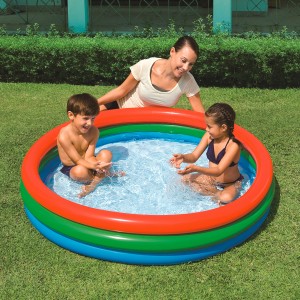 Bestway Planschbecken (Ø 152 cm) mit 3-Ring-Design, Kinder spielen im Wasser.