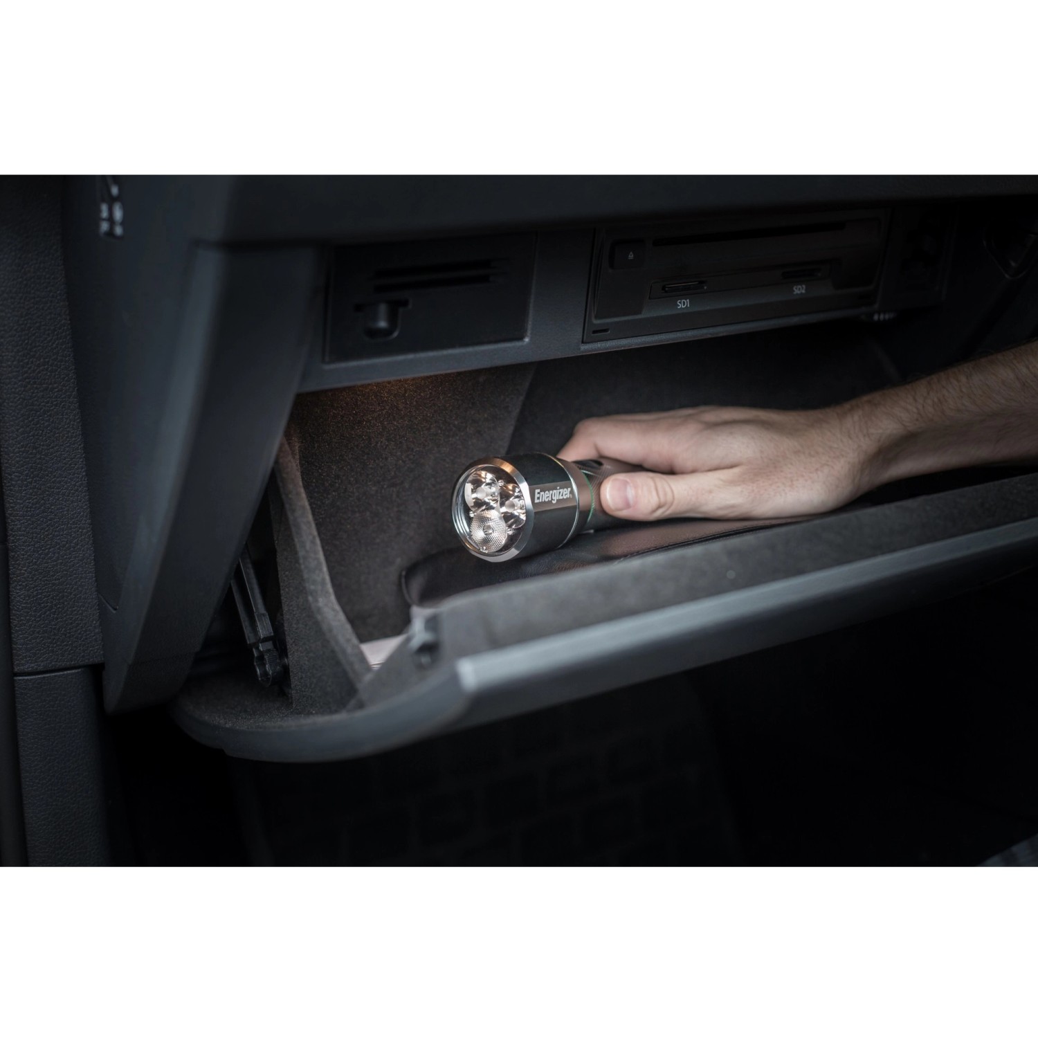 Energizer LED-Taschenlampe Vision HD Rechargeable im Handschuhfach eines Autos.