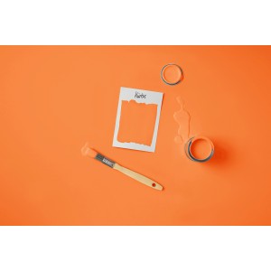 Rust-Oleum Kreidefarbe Kürbis: Dose, Farbfleck, Pinsel auf orangefarbenem Grund.