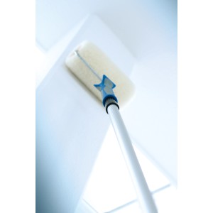 LUX Teleskopstab Aluminium mit Farbroller beim Streichen einer Decke, 115-200 cm.