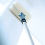 LUX Teleskopstab Aluminium mit Farbroller beim Streichen einer Decke, 115-200 cm.