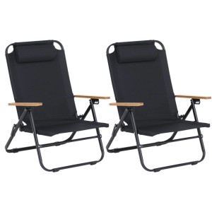 Zwei schwarze klappbare Campingstühle mit verstellbarer Rückenlehne, Metallgestell und Bambus-Armlehnen für Outdoor.