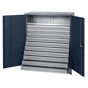 Dunkelblauer Küpper Materialschrank mit 2 Türen, geöffnet, und 10 Schubladen. Werkzeugschrank.