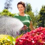 Frau bewässert Blumen mit Gardena Bewässerungsbrause. Gartenspritze mit regulierbarem Wasserstrahl.