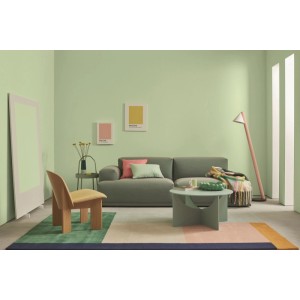 Modernes Wohnzimmer mit Wänden in Alpina Innenfarbe Pantone Ambrosia Pastellgrün. Zeigt matte Wandfarbe in frischer Raumgestaltung.