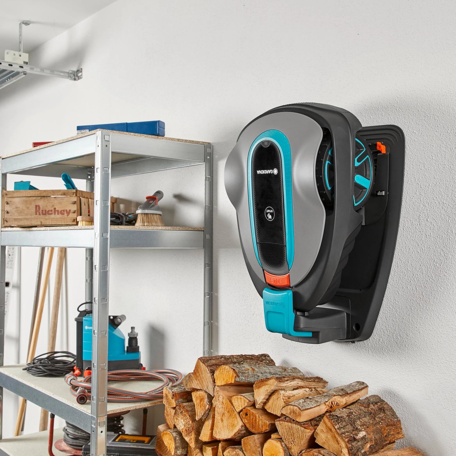 Gardena Wandhalterung mit Sileno Mähroboter an der Wand in Garage.