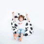 Kind sitzt entspannt im Sitzsack BeanBag Fußball, schwarz-weiß gemustert.