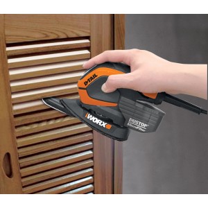 Worx Multischleifer mit Schleifpapier K80 im Einsatz an Holzoberfläche.