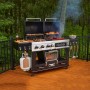 Pit Boss Memphis Ultimate Kombi-Grill mit Gas-, Holzkohle- und Smoker-Funktion auf Holzterrasse.