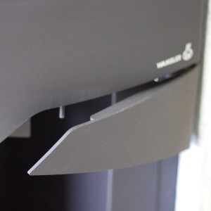 Detailaufnahme: Wamsler Nevada Kaminofen, schwarzer Korpus mit Speckstein-Verkleidung.