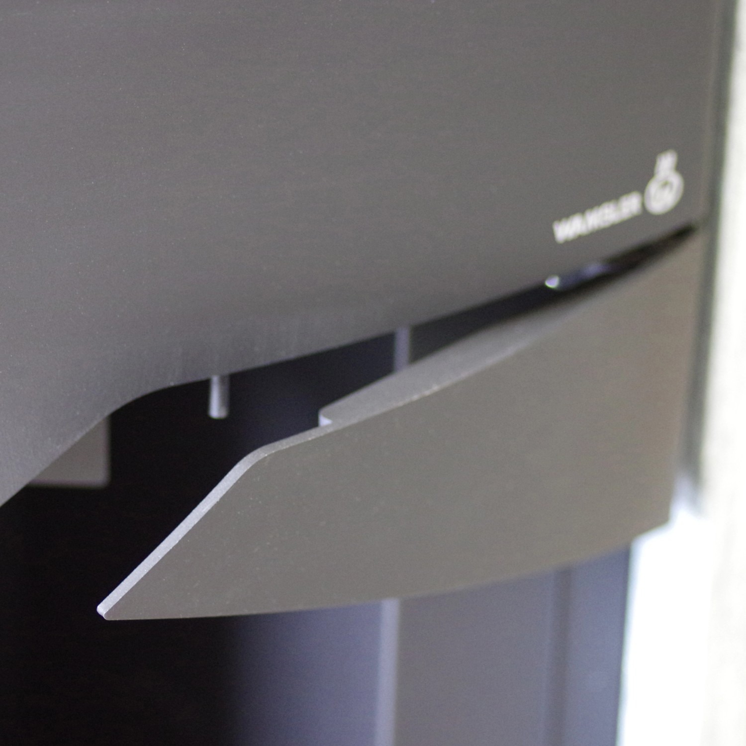 Detailaufnahme: Wamsler Nevada Kaminofen, schwarzer Korpus mit Speckstein-Verkleidung.