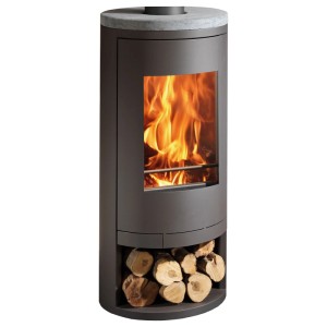 Panadero Ecodesign Kaminofen, Stahl schwarz-metallic, 7,4 kW mit Holzscheiten im Lagerfach.