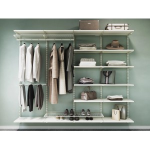 Weißes Regalsystem mit Stahl-Fachböden, Kleiderstangen und Ablageflächen für Kleidung und Accessoires.